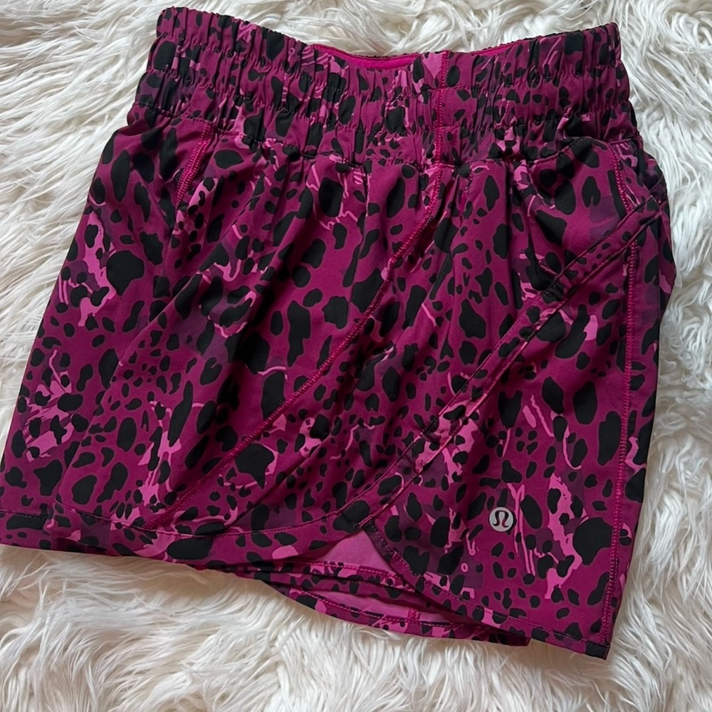 Lululemon Lined Athletic Animal Print Shorts Women's 4 Purple Black
